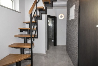 Dvoetažni stan 75,70 m² + dvorište 30 m² | 700 m od mora | podno grijanje | parking 7