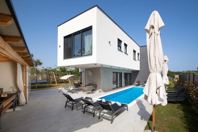 A modern villa with a swimming pool, a sauna and 8 well-equipped bedrooms near the sea