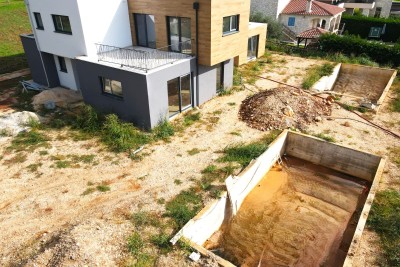 Moderna casa bifamiliare con piscina 1