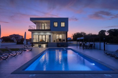 Eco-Luxury Oasis: Self-Sustaining Villa With Impressive Design and Spacious Yard
