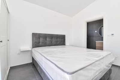 Moderna prizemnica s grijanim bazenom i uređenim dvorištem 30