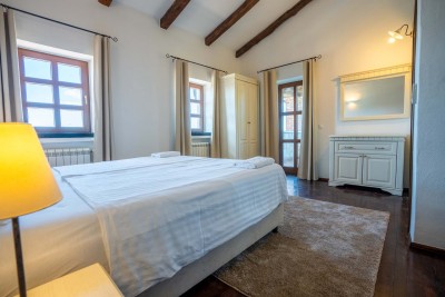 Istarska vila s bazenom u mirnom okruženju i pogledom na more 11
