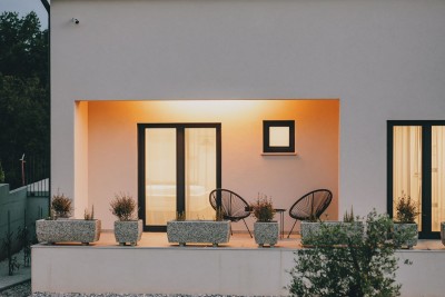 Una casa con piscina in un ambiente tranquillo 27