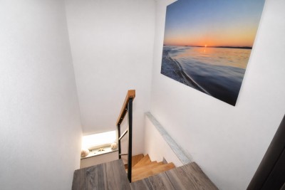 Dvoetažni stan 75,70 m² + dvorište 30 m² | 700 m od mora | podno grijanje | parking 13