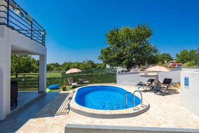 Una nuova casa arredata con piscina in una posizione tranquilla vicino a Parenzo 14