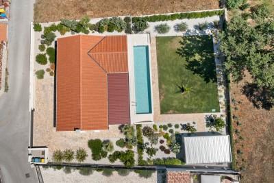 Moderna prizemnica s bazenom i prostranom uređenom okućnicom 30