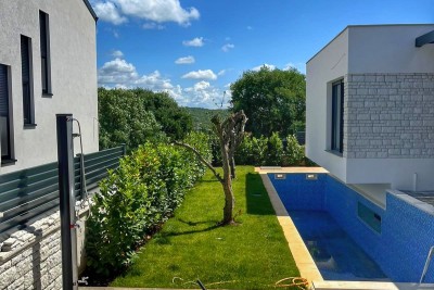 A modern house with a swimming pool in a quiet place with all amenities 3