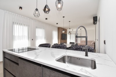 Moderna prizemnica s bazenom na mirnoj lokaciji 10