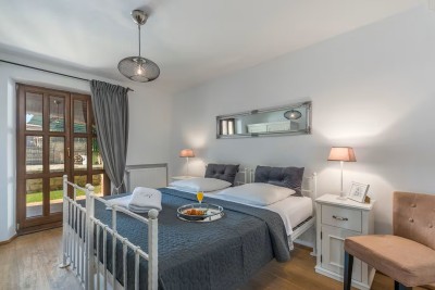 Kamena vila sa bazenom i velikim dvorištem 18