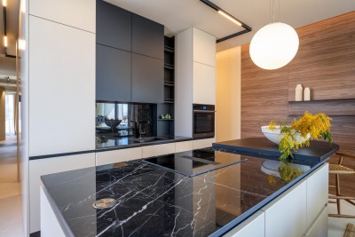 Ekskluzivna moderna vila s bazenom 13