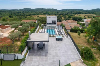 Enchanting villa on a spacious plot of land not far from the city center and the sea
