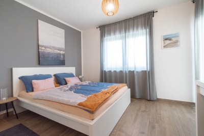 Kuća s bazenom, uređenim dvorištem i pogledom na more 32
