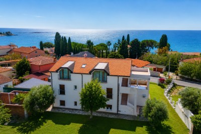 Umag – Investicijska prilika! Kuća s građevinskim zemljištem, 100 m od mora