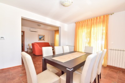 Ekskluziva! Dvojna kuća s bazenom i pogledom na more 7