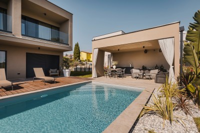 Luxury villa with pool near the sea 6