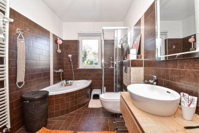 Ekskluzivna kuća – oaza mira s bazenom i garažom 31