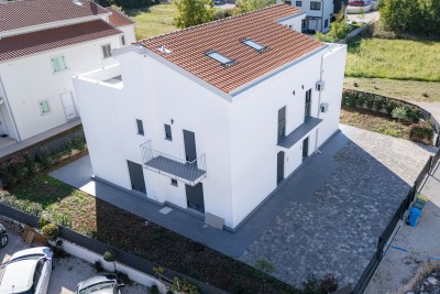 Prostrana dvojna kuća u mirnom naselju blizu Poreča
