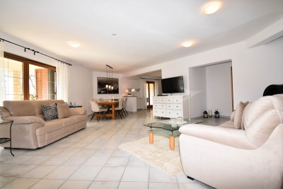 Poreč nei dintorni – ampia casa con 3 appartamenti, grande giardino e potenziale per piscina 19