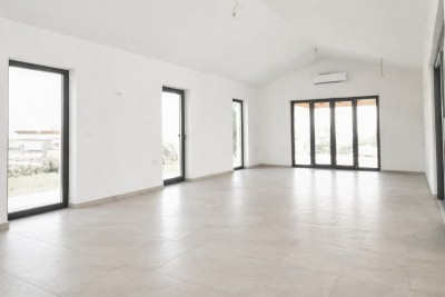 Mediteranska kamena vila s panoramskim pogledom i prostranim dvorištem 8