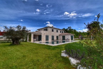 A beautiful villa in the vicinity of Poreč with a sea view