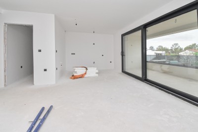 Luksuzan stan na 1. katu s prostranom natkrivenom terasom – mirna lokacija, 3 km od mora 10