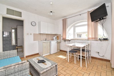 Šarmantna kamena kuća s pomoćnim objektom na prostranom zemljištu 9