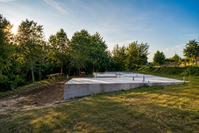 Poreč okolica, zemljište s građevinskom dozvolom i započetom gradnjom 4