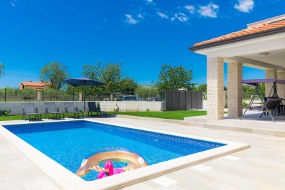 Attractive family house with a swimming pool 4