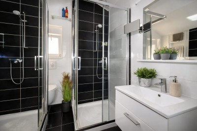 Dvoetažni stan 75,70 m² + dvorište 30 m² | 700 m od mora | podno grijanje | parking 17