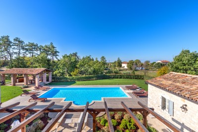 Una villa da favola completamente arredata con un ampio giardino e piscina 5