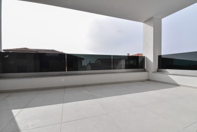 Modernes Apartment im 1. Stock mit zwei Terrassen mit Meerblick, nur 700 m vom Meer und dem Yachthafen entfernt 10