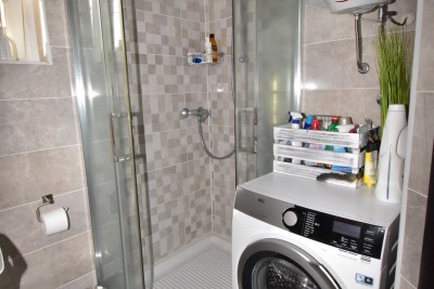 Dvoetažni stan 75,70 m² + dvorište 30 m² | 700 m od mora | podno grijanje | parking 10