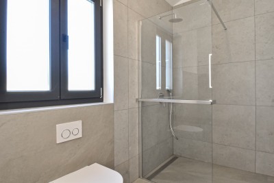 Mediteranska kamena vila s panoramskim pogledom i prostranim dvorištem 33