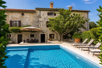 Poreč okolica – šarmantna kamena kuća s bazenom