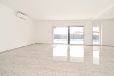 Luksuzan stan u prizemlju s bazenom, 700m od mora i marine 7