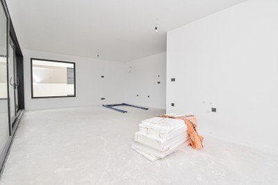 Luksuzan stan na 1. katu s prostranom natkrivenom terasom – mirna lokacija, 3 km od mora 7