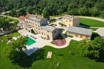 An authentic Istrian estate located on a spacious plot of land 1