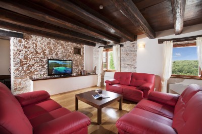 An authentic Istrian estate located on a spacious plot of land 10