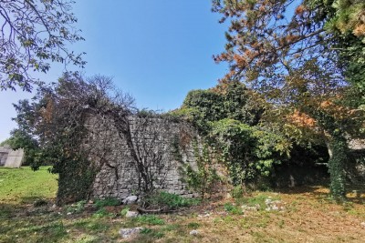 Kamena kuća za adaptaciju ograđena visokim kamenim zidom: Prilika za stvaranje oaze mira i privatnosti 3