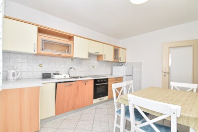 Prostran stan u centru grada s pogledom na more, svega 100 m od mora 8