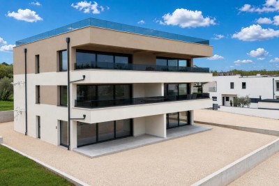 Luksuzan stan na 1. katu s prostranom natkrivenom terasom – mirna lokacija, 3 km od mora