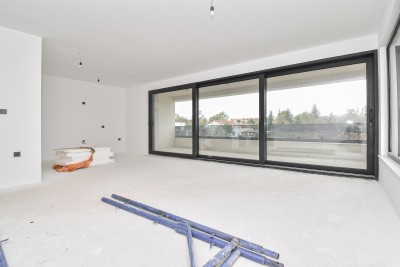 Luksuzan stan na 1. katu s prostranom natkrivenom terasom – mirna lokacija, 3 km od mora 5