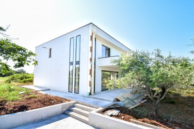 Moderna kuća s bazenom i vrhunskom opremom 3