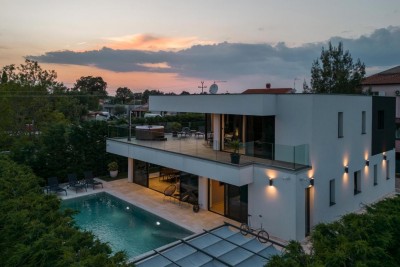 Designer villa 700 m from the sea