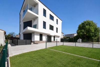 Stan u modernoj zgradi sa dvorištem udaljen 400m od plaže