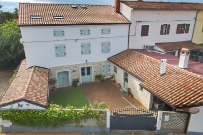 Ein einheimisches Steinhaus, das letzte in einer Reihe, mit einem Garten 32