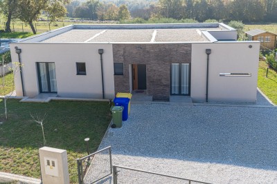 Moderna prizemnica s bazenom na mirnoj lokaciji 30