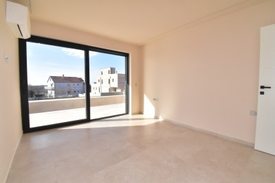 Moderna vila s bazenom i pogledom na more – okolica Poreča 251 m² + krovna terasa 87 m² 15