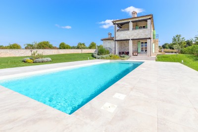 Una villa in pietra con piscina nel tradizionale stile istriano 1
