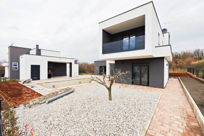 Nova moderna atraktivna hiša z bazenom v okolici Poreča